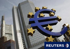 Una escultura con la forma del logo del euro frente a la sede del BCE en Fráncfort