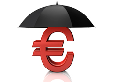 Símbolo de euro bajo un paraguas