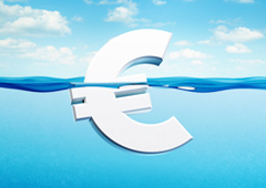 Símbolo del euro sumergido en agua