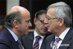 España pediría hasta 42.500 millones para rescatar la banca -diario El primer ministro luxemburgués y presidente del Eurogrupo, Jean-Claude Juncker (D), habla con el ministro español de Economía, Luis de Guindos, el 20 de noviembre de 2012 en Bruselas