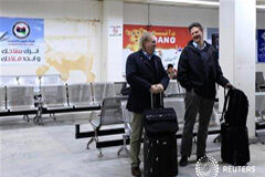 EEUU dice que las nuevas amenazas en Bengasi apuntan sobre todo a europeos Dos pasajeros esperan para subir a un avión en el aeropuerto de Bengasi tras las recomendaciones de las autoridades europeas a sus ciudadanos, el 24 de enero de 2013