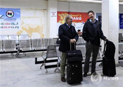 Dos pasajeros esperan para subir a un avión en el aeropuerto de Bengasi tras las recomendaciones de las autoridades europeas a sus ciudadanos, el 24 de enero de 2013