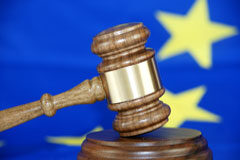 El acuerdo que establece el tribunal unificado de patentes europeo entrará en vigor con España fuera Bandera comunidad europea y un mazo