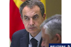 España pide rapidez y unión en la respuesta europea a la crisis El presidente del Gobierno, José Luis Rodríguez Zapatero, con el ministro de Fomento y portavoz, José Blanco, en una reunión de crisis celebrada el 3 de agosto en el Palacio de La Moncloa, en Madrid.