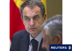 El presidente del Gobierno, José Luis Rodríguez Zapatero, con el ministro de Fomento y portavoz, José Blanco, en una reunión de crisis celebrada el 3 de agosto en el Palacio de La Moncloa, en Madrid.