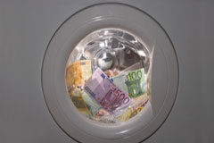 Ventajas e inconvenientes de un concurso de persona física Billetes de euros en una lavadora