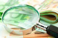 Ejecución del laudo Yukos en España según la nueva Ley de Inmunidades Una lupa sobre billetes de euro