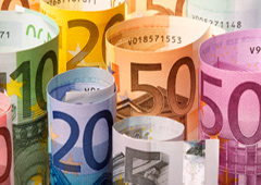 Billetes de euro enrollados