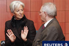 La eurozona estudia un incremento del fondo de rescate La ministra francesa de Finanzas, Christine Lagarde (I) habla con su homólogo alemán, Wolfgang Schaeuble, durante una reunión en Bruselas el 28 de noviembre de 2010.