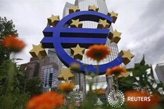 La crisis de la eurozona llega al momento crucial en septiembre Una estructura del euro frente a la sede del Banco Central Europeo en Fráncfort