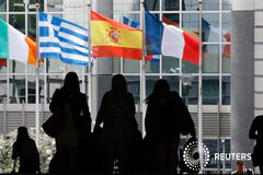La eurozona sufre la recesión más larga de su historia Varias personas junto a varias banderas europeas en el Parlamento Europeo el 3 de mayo de 2013 en Bruselas