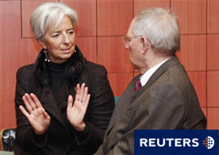La ministra francesa de Finanzas, Christine Lagarde (I) habla con su homólogo alemán, Wolfgang Schaeuble, durante una reunión en Bruselas el 28 de noviembre de 2010.
