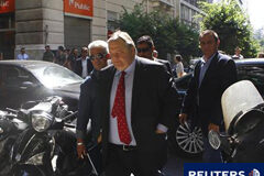 El Gobierno griego dice no hay debate sobre un impago Venizelos llega al ex ministerio de Economía en Atenas el 4 de octubre de 2011.