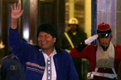 Evo Morales se proclama ganador de las elecciones en Bolivia Evo Morales saluda a sus seguidores en La Paz el 12 de octubre de 2014