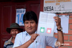 Evo Morales habría perdido un referéndum sobre su reelección, según sondeos Morales sostiene una papeleta durante un referéndum en Villa 14 de Septiembre, el 21 de febrero de 2016