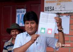 Morales sostiene una papeleta durante un referéndum en Villa 14 de Septiembre, el 21 de febrero de 2016