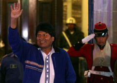 Evo Morales saluda a sus seguidores en La Paz el 12 de octubre de 2014