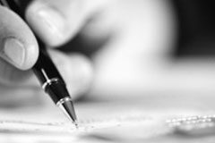 Las bases de las oposiciones o la ley del embudo favorable a la administración Documento y pluma