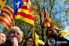 La aceptación del voto delegado de Comín permitiría una investidura en Cataluña Los exconsejeros catalanes Antoni Comin (D), Meritxell Serret y Clara Clara Ponsati (I) en una manifestación de apoyo al expresidente catalán Carles Puigdemont en Bruselas