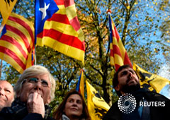 Los exconsejeros catalanes Antoni Comin (D), Meritxell Serret y Clara Clara Ponsati (I) en una manifestación de apoyo al expresidente catalán Carles Puigdemont en Bruselas Los exconsejeros catalanes Antoni Comin (D), Meritxell Serret y Clara Clara Ponsati (I) en una manifestación de apoyo al expresidente catalán Carles Puigdemont en Bruselas