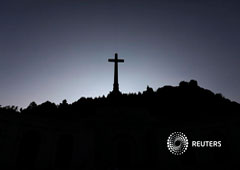 La cruz de 150 metros del Valle de los Caídos, donde están enterrados los restos del dictador Francisco Franco, en San Lorenzo de El Escorial, Madrid
