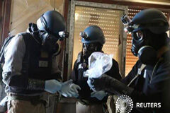 En medio de dudas, Obama y Cameron defienden un ataque contra Siria Un experto en armas químicas de la ONU sostiene una bolsa de plástico con muestras recogidas en uno de los lugares donde se produjo el supuesto ataque con gases químicos en Damasco, el 29 de agosto de 2013