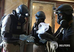 Un experto en armas químicas de la ONU sostiene una bolsa de plástico con muestras recogidas en uno de los lugares donde se produjo el supuesto ataque con gases químicos en Damasco, el 29 de agosto de 2013