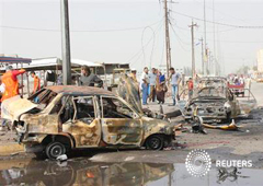 Residentes observan el lugar de un atentado en Basora, a 420 km de Bagdad