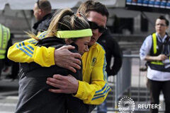 A menos dos muertos y 23 heridos por explosiones en el maratón de Boston Una mujer es consolada por un hombre tras las explosiones en la meta del maratón del Bostón, Massachusetts, el 15 de abril de 2013