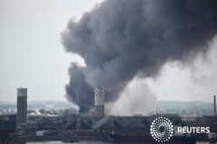 Explosión en planta de mexicana Pemex deja al menos 3 muertos y 136 heridos Una columna de humo en las instalacioes de Pemex en Coatzacoalcos, el 20 de abril de 2016