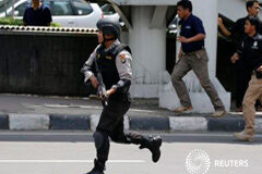 Explosiones y disparos dejan al menos 6 muertos en capital de Indonesia Agentes de la polícia indonesa cerca del lugar de las explosiones en Yakarta el 14 de enero de 2016