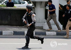 Agentes de la polícia indonesa cerca del lugar de las explosiones en Yakarta el 14 de enero de 2016
