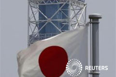 La economía de Japón repunta por el gasto de los consumidores una fábrica detrás de una bandera japonesa en Yokohama, al sur de Tokio