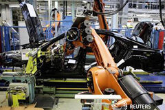 La economía alemana cae y la francesa sube ligeramente un robot trabaja en una fábrica de Mercedes Benz en Sindelfingen cerca de Stuttgart el 30 de enero de 2012