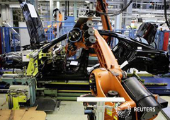 un robot trabaja en una fábrica de Mercedes Benz en Sindelfingen cerca de Stuttgart el 30 de enero de 2012