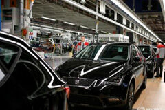 La economía española sigue creciendo a ritmo elevado a finales de 2015 Un trabajador en una fábrica de SEAT, en Martorell, cerca de Barcelona, el 5 de diciembre de 2014