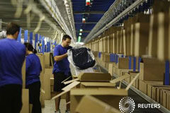 El índice manufacturero español cae por undécimo mes consecutivo Hombres trabajando en una fábrica de Zara en la sede de Inditex en Arteixo