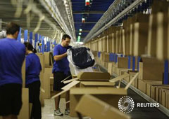 Hombres trabajando en una fábrica de Zara en la sede de Inditex en Arteixo