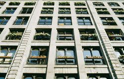 En marcha los desahucios express Fachada de un bloque de apartamentos