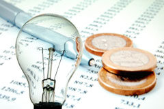 El nuevo cálculo de la factura de la luz por horas: el alcance del RD 216/2014 de 28 de marzo Una bombilla y monedas sobre una facuta