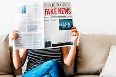 Fake news o la mentira hecha noticia Persona leyendo periódico