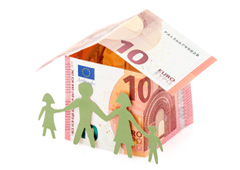 Familia de papel rodeando casita hecha con billetes de euros