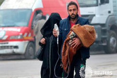 La evacuación desde la ciudad siria de Alepo podría ser aplazada hasta el jueves Un hombre lleva en brazos a un niño con goteo intravenoso mientas se adentra en su huida en las áreas de Alepo todavía bajo control de los rebeldes. 12 de diciembre de 2016