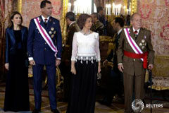 La Casa del Rey asigna un presupuesto a la Reina y la Princesa de Asturias la princesa Letizia, el príncipe Felipe, la reina Sofía y el rey Juan Carlos, durante una ceremonia en el Palacio Real, en Madrid, el 6 de enero de 2014