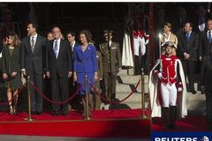 El Rey pide defender la honradez en la apertura de las Cortes La familia real española (I-D) la princesa Letizia, el príncipe heredero Felipe, el rey Juan Carlos y la reina Sofía, de pie en la tribuna, cerca el presidente del Gobierno Mariano Rajoy (D), al inicio del desfile militar en el exterior del Congreso de lo
