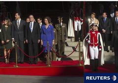 La familia real española (I-D) la princesa Letizia, el príncipe heredero Felipe, el rey Juan Carlos y la reina Sofía, de pie en la tribuna, cerca el presidente del Gobierno Mariano Rajoy (D), al inicio del desfile militar en el exterior del Congreso de lo