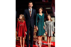 Felipe VI agradece la «generosidad» para dejar gobernar al PP Felipe VI, posa con su esposa e hijas antes de la ceremonia de apertura de las cortes el 17 de noviembre de 2016
