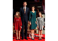 Felipe VI, posa con su esposa e hijas antes de la ceremonia de apertura de las cortes el 17 de noviembre de 2016