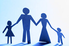 Supuestos específicos del Ejercicio de la Patria Potestad Siluetas de unos padres y unos hijos