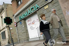 Rajoy quiere negociar sobre el euro por receta antes de ir al TC Una pareja pasa junto a una farmacia cerrada en Masnou el 25 de octubre de 2012